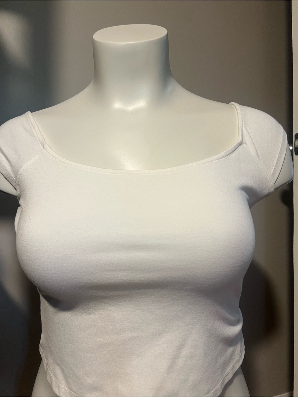 Women's White Scoop-Neck Tank Top - Versatile Everyday Layer